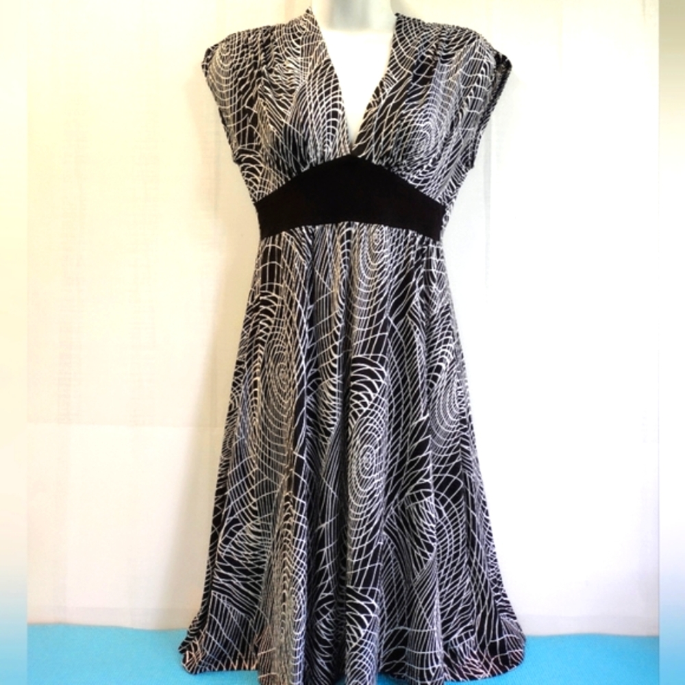 Linda Black & White A-line Dress Size L